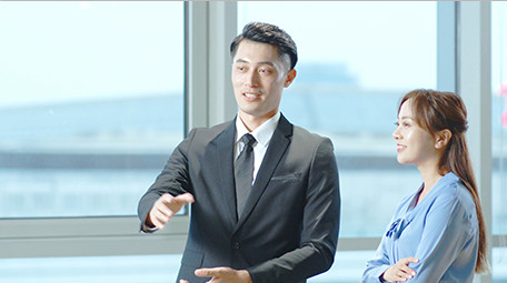 商务西装男女指点室内近景实拍