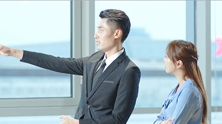 商务西装男女指点室内近景实拍