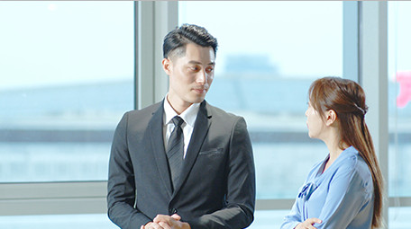 商务西装男女指点室内近景实拍