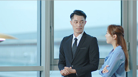 商务西装男女窗边指点点头室内实拍