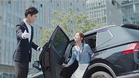 商务绅士男女下车开门外景仰拍实拍