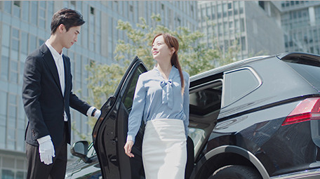 商务绅士男女下车开门外景仰拍实拍