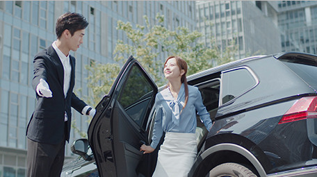 商务绅士男女下车开门外景仰拍实拍