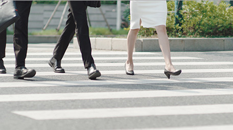 商务西装男女职员仰拍大气实拍脚步