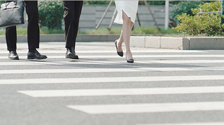 商务西装男女职员仰拍大气实拍脚步