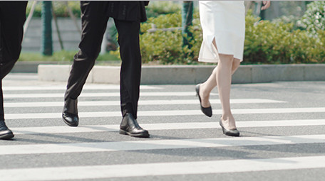 商务西装男女职员仰拍大气实拍脚步