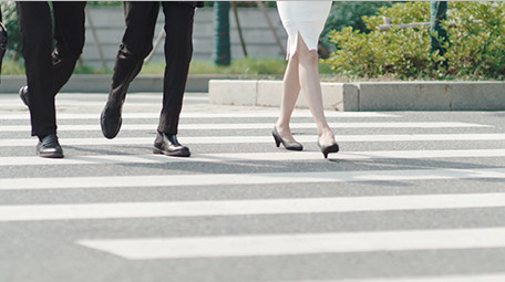 商务西装男女职员仰拍大气实拍脚步