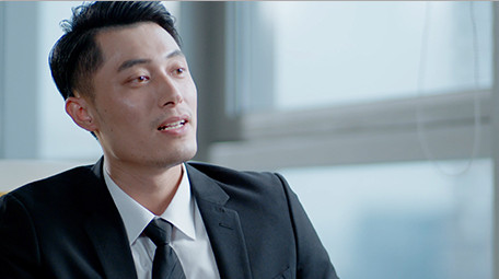 商务西装男室内窗边搅拌咖啡杯休闲实拍