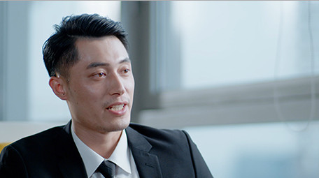 商务西装男室内窗边搅拌咖啡杯休闲实拍