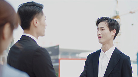 商务西装男女交流近景实拍