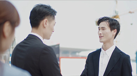 商务西装男女交流近景实拍