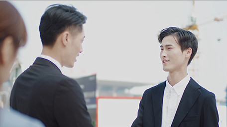 商务西装男女交流近景实拍