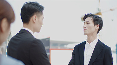 商务西装男女交流近景实拍