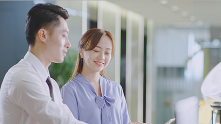 商务男女喝东西谈论工作微笑室内实拍