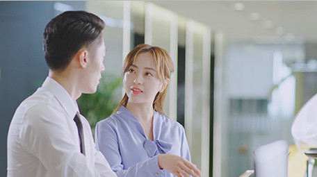 商务男女喝东西谈论工作微笑室内实拍