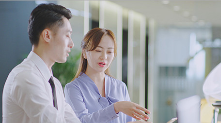 商务男女喝东西谈论工作微笑室内实拍