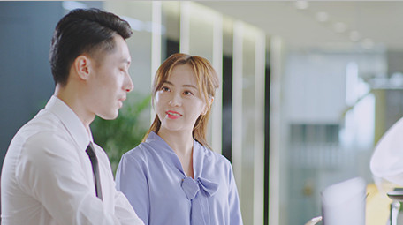 商务男女喝东西谈论工作微笑室内实拍