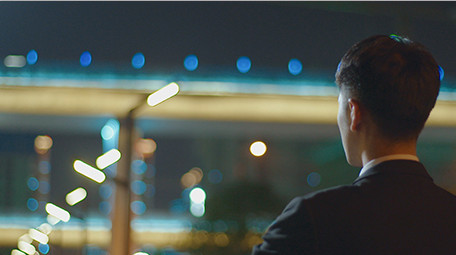 商务男夜景实拍手机拍照近景视频