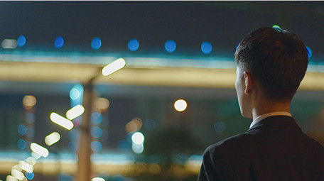 商务男夜景实拍手机拍照近景视频