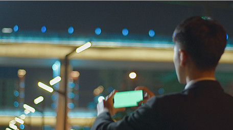 商务男夜景实拍手机拍照近景视频