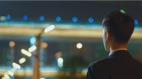 商务男夜景实拍手机拍照近景视频