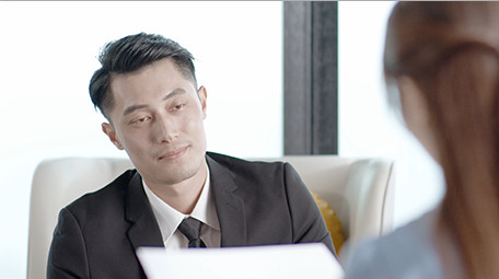 商务西装男女文件工作谈论微笑室内实拍