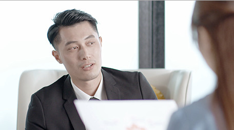 商务西装男女文件工作谈论微笑室内实拍