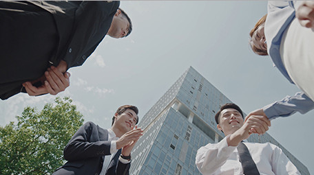 商务西装男女合作成功仰拍鼓掌微笑实拍