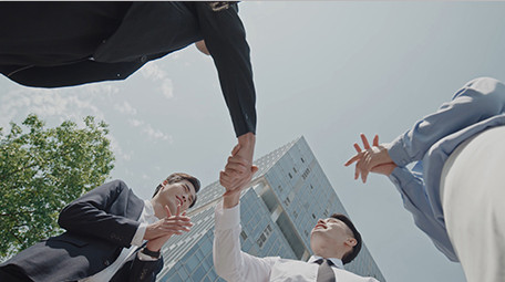 商务西装男女合作成功仰拍鼓掌微笑实拍