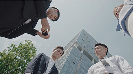 商务西装男女合作成功仰拍鼓掌微笑实拍