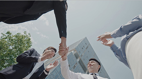 商务西装男女合作成功仰拍鼓掌微笑实拍