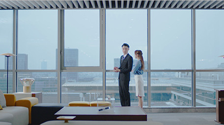 商务室内西装男女窗边指点实拍