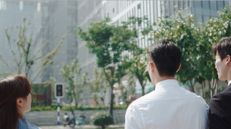 商务企业合作宣传人物实拍视频近景城市青年