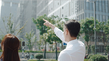 商务企业合作宣传人物实拍视频近景城市青年