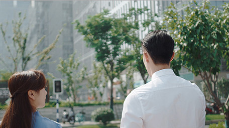 商务企业合作宣传人物实拍视频近景城市青年