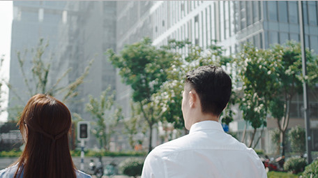 商务企业合作宣传人物实拍视频近景城市青年