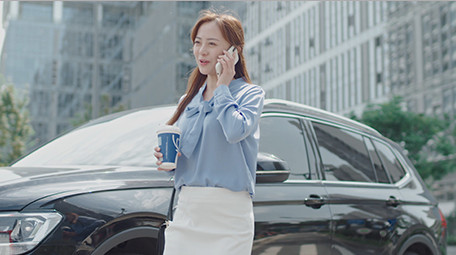 商务女汽车室外打电话微笑饮料实拍
