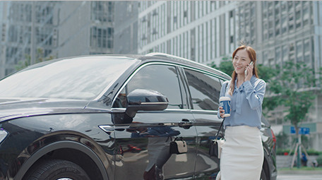 商务女汽车室外打电话微笑饮料实拍