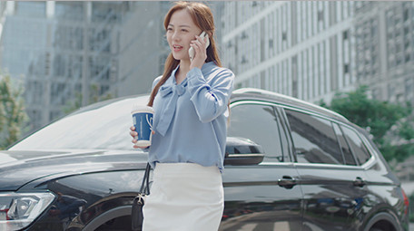 商务女汽车室外打电话微笑饮料实拍
