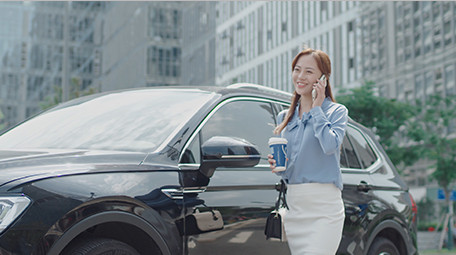 商务女汽车室外打电话微笑饮料实拍