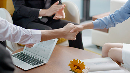 商务电脑合作成功握手鼓掌特写室内实拍