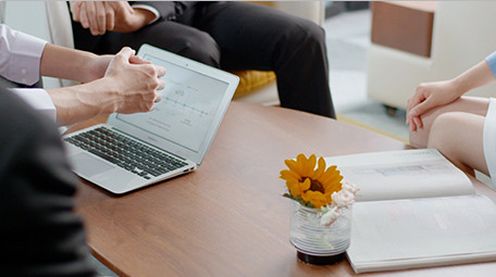 商务电脑合作成功握手鼓掌特写室内实拍