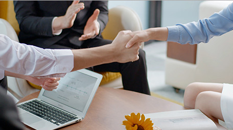 商务电脑合作成功握手鼓掌特写室内实拍