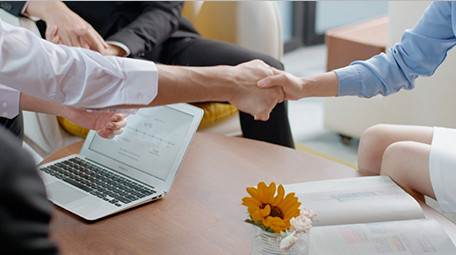 商务电脑合作成功握手鼓掌特写室内实拍