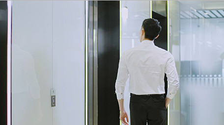 商务西装男气质下楼进电梯实拍室内中景