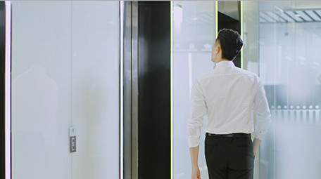 商务西装男气质下楼进电梯实拍室内中景