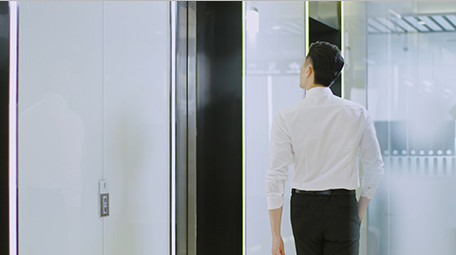 商务西装男气质下楼进电梯实拍室内中景