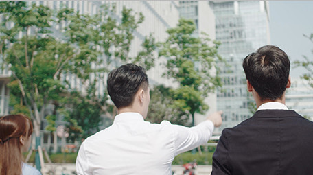 商务企业文化交流办公室外人物实拍视频