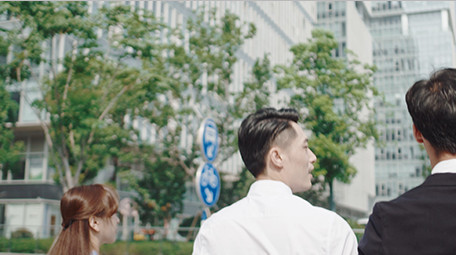 商务企业文化交流办公室外人物实拍视频