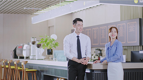 商务男女谈论工作指点微笑吧台室内实拍